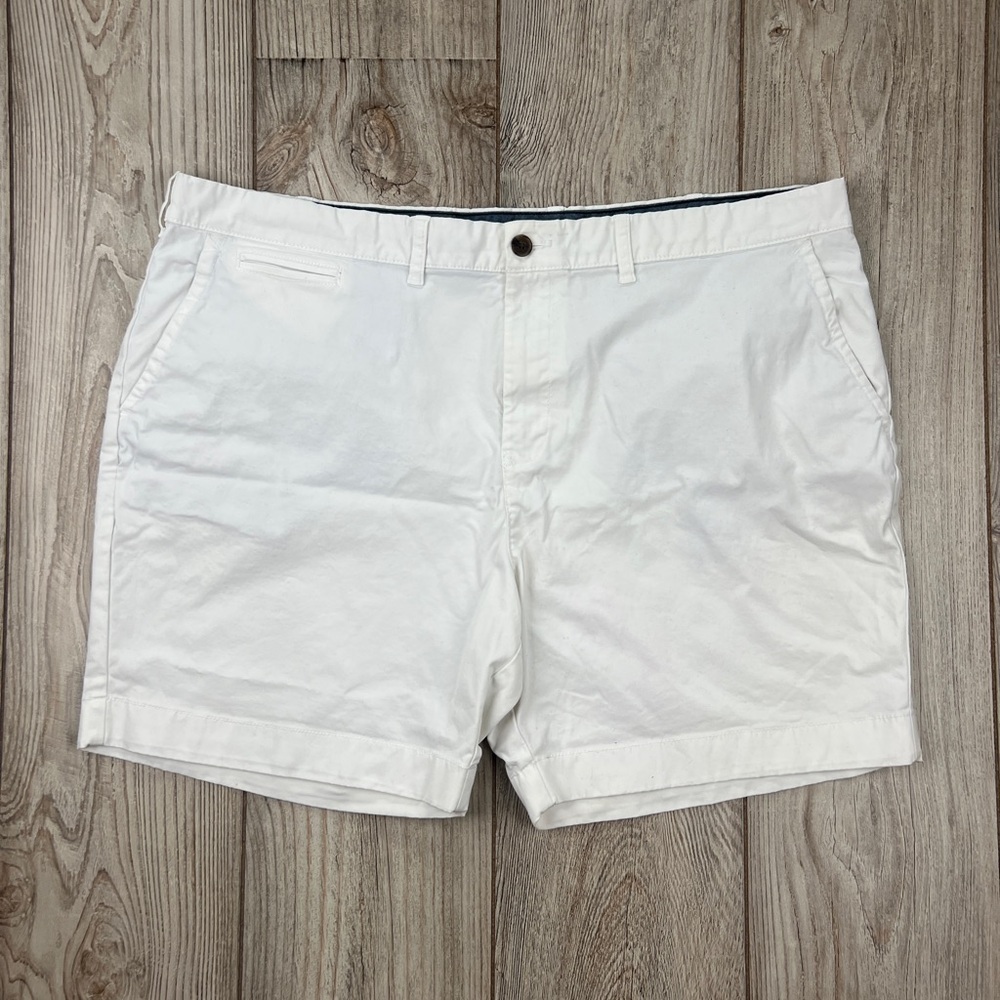 Tommy Hilfiger White Flat Front Shorts Men’s 44 Classic Fit
